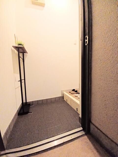 Renovated 1R Apartment in Ikebukuro, Tokyo - South-Facing Corner Unit - Thumbnail 4