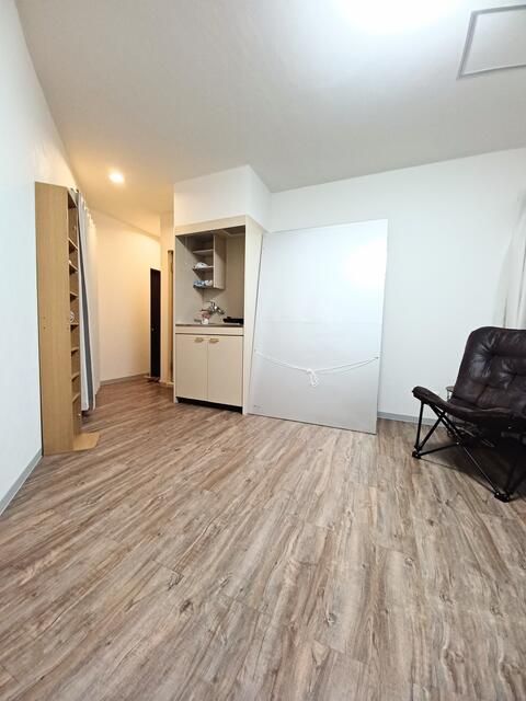 Renovated 1R Apartment in Ikebukuro, Tokyo - South-Facing Corner Unit - Thumbnail 3