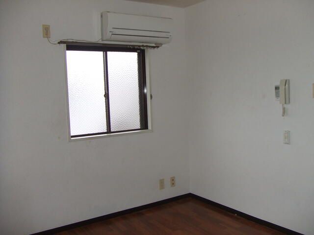 1R Apartment for Rent in Himeji with Free Wi-Fi and Indoor Laundry Space - Image 1