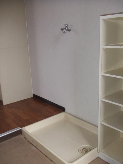 1R Apartment for Rent in Himeji with Free Wi-Fi and Indoor Laundry Space - Thumbnail 4