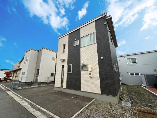 3LDK House for Sale in Hakodate with Parking for 3+ Cars - Thumbnail 2