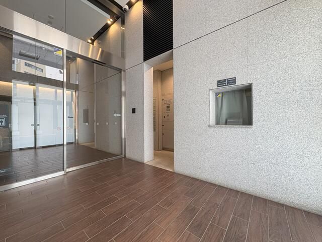 Top-Floor 2LDK Apartment with Huge Balcony in Kamata, Tokyo - Thumbnail 3