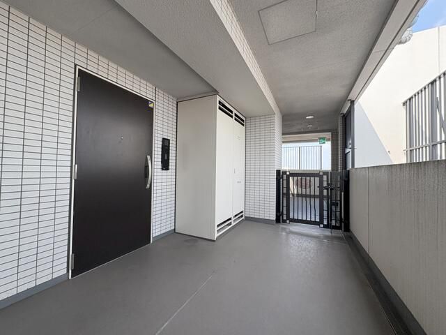 Top-Floor 2LDK Apartment with Huge Balcony in Kamata, Tokyo - Thumbnail 4
