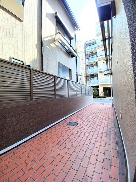 1DK Apartment for Sale in Toshima, Tokyo - Southeast Facing Top Floor - Thumbnail 4