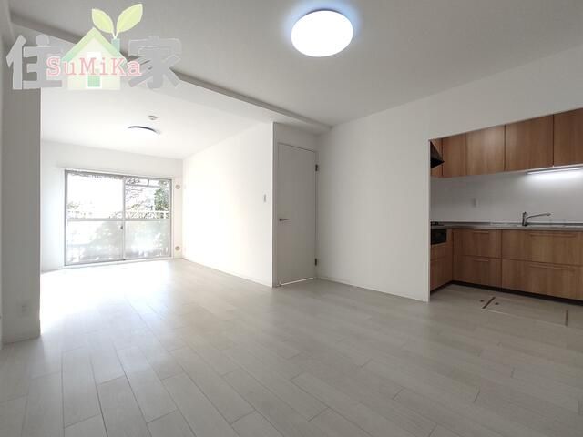 Renovated 2LDK Apartment for Sale in Tsurumi, Osaka - Thumbnail 2