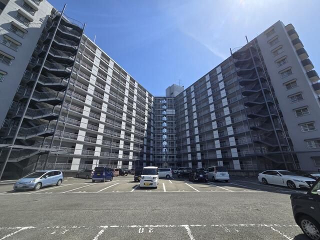 Renovated 3LDK Apartment for Sale in Higashiosaka, Osaka - Thumbnail 2