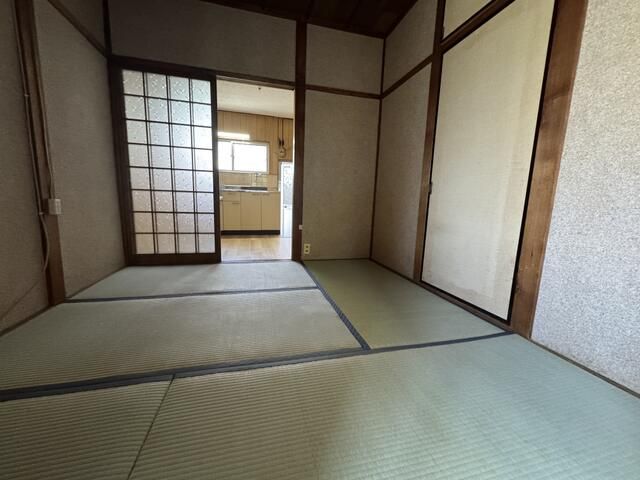 2K Apartment for Rent in Higashiosaka, Osaka - 40,000 Yen - Thumbnail 3