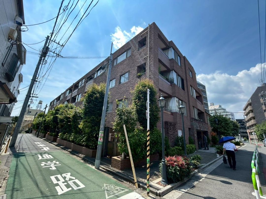 Renovated 3LDK Maisonette Apartment for Sale in Shinjuku, Tokyo - Thumbnail 2