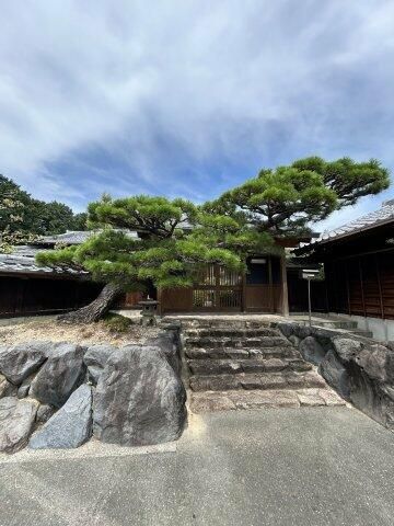 Spacious 9DK House with Japanese Garden and Farmland in Shinshiro - Thumbnail 3