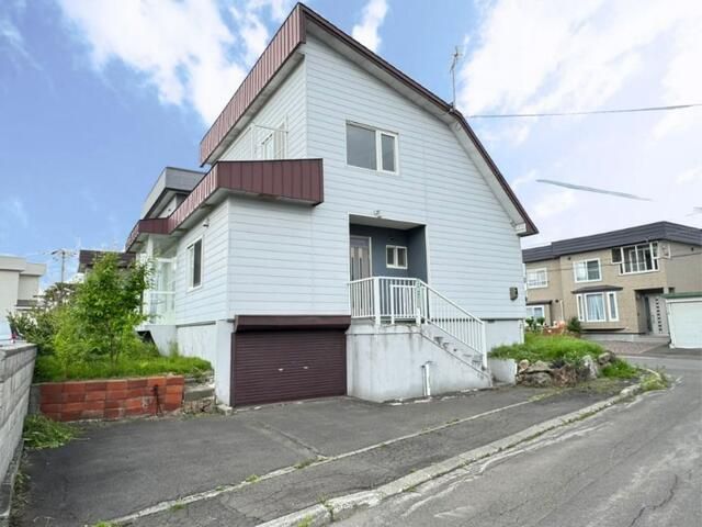 4LDK House for Sale in Ebetsu, Hokkaido | 1986 Build - Image 1
