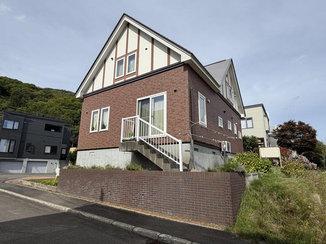 5LDK Detached House in Quiet Sapporo Neighborhood with Large Garden - Thumbnail 2