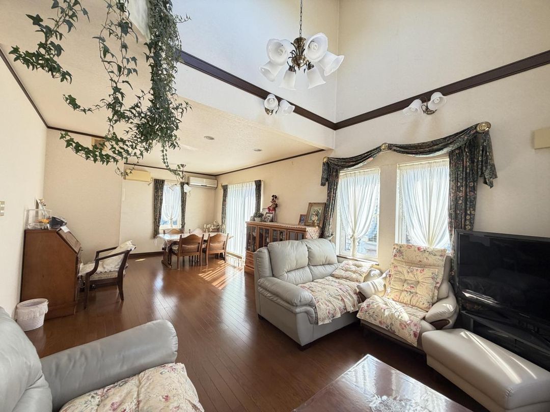 5LDK Detached House in Quiet Sapporo Neighborhood with Large Garden - Thumbnail 4