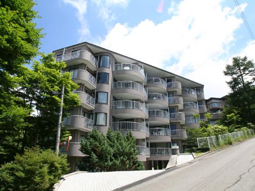 Resort Condo in Yamanakako with Theater & Jacuzzi near Mt. Fuji - Image 1