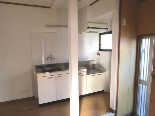 Renovated 2DK Apartment for Rent in Toyonaka, Osaka - Thumbnail 4