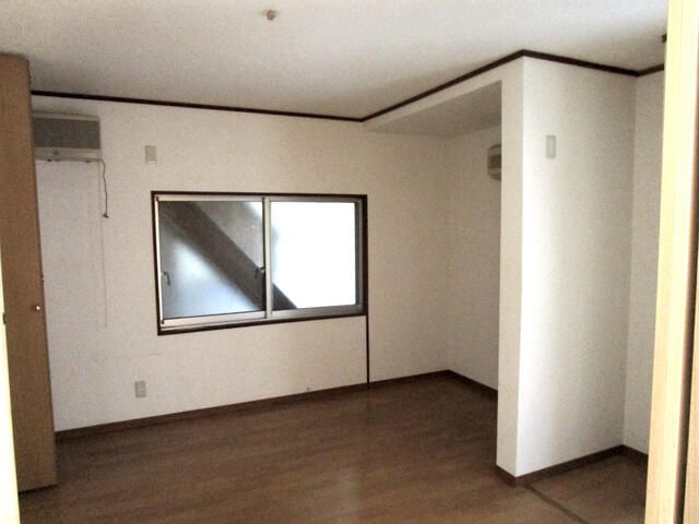 Renovated 2DK Apartment for Rent in Toyonaka, Osaka - Thumbnail 3