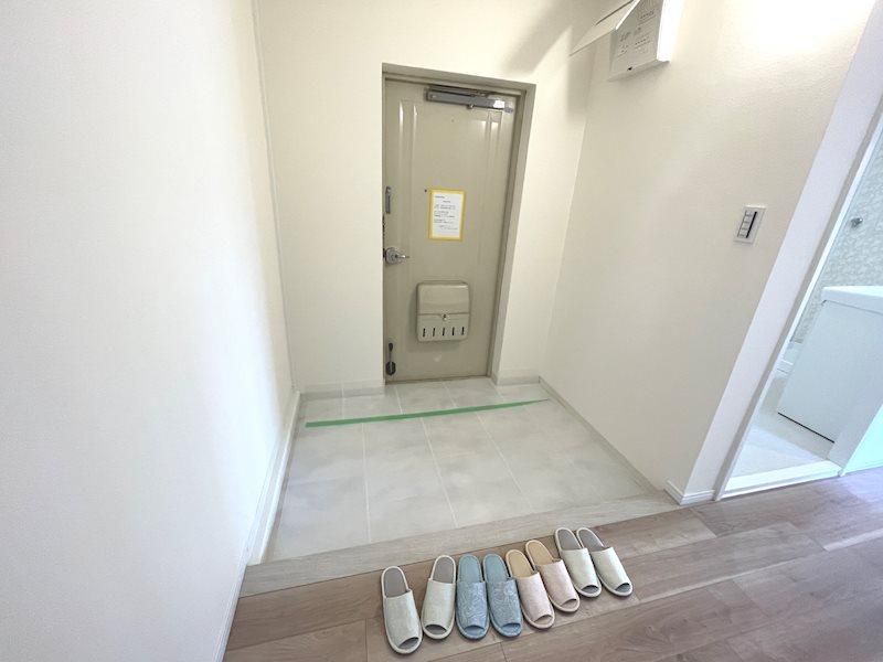 Renovated 3LDK Corner Apartment in Hirakata, Osaka - Thumbnail 2