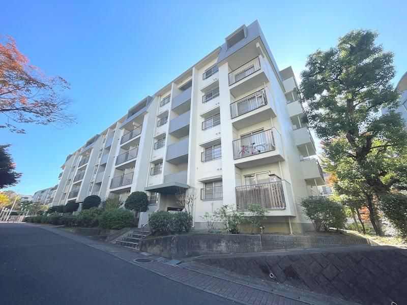 Renovated 3LDK Corner Apartment in Hirakata, Osaka - Thumbnail 4
