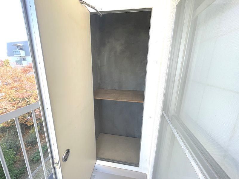 Renovated 3LDK Corner Apartment in Hirakata, Osaka - Image 1