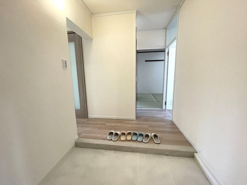 Renovated 3LDK Corner Apartment in Hirakata, Osaka - Thumbnail 3