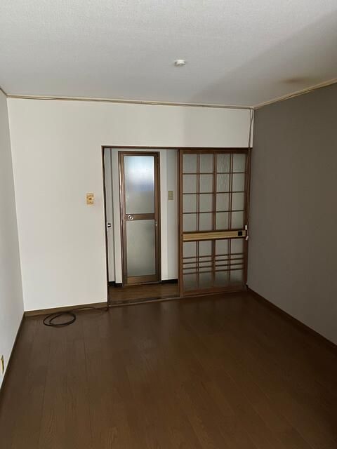 2LDK Terrace House for Rent near Shijonawate Station, Daito - Thumbnail 2