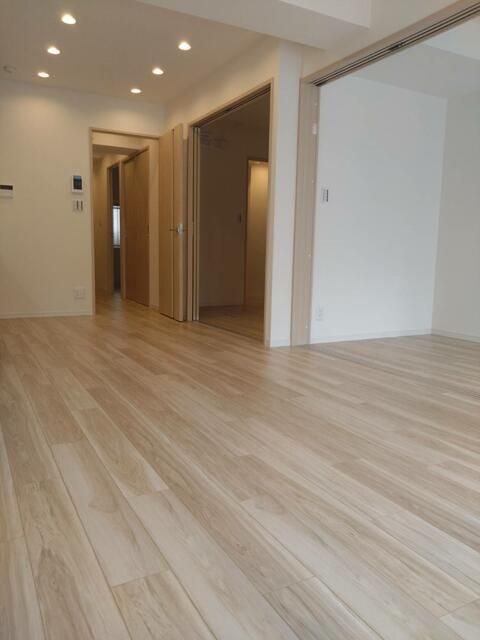 Renovated 3LDK Apartment for Sale in Osaka's Kita Ward - Thumbnail 2
