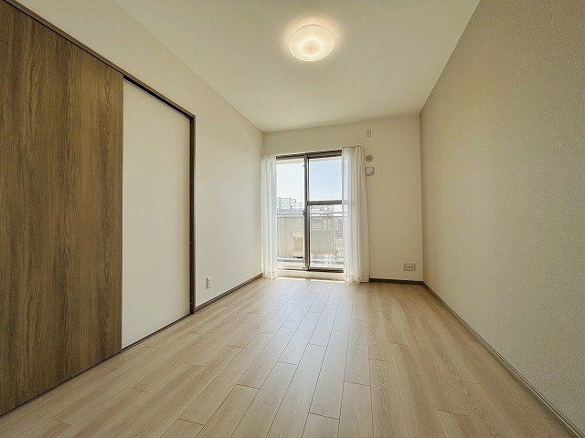2LDK Apartment for Sale in Joto Ward, Osaka - 65.19 sqm - Thumbnail 3