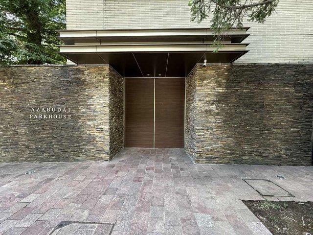 1K Apartment for Sale in Minato-ku, Tokyo - 45.44 sqm - Thumbnail 3