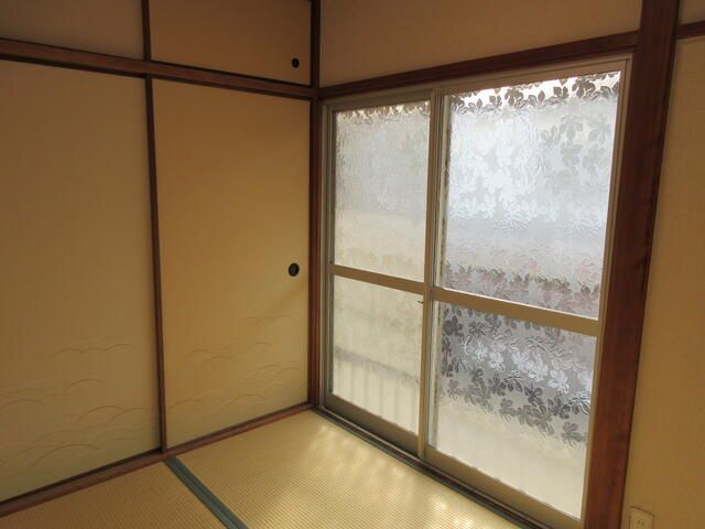 Pet-Friendly 3DK Terrace House for Rent in Neyagawa, Osaka - Thumbnail 2