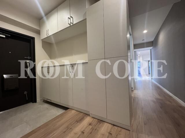 3LDK Apartment for Sale in Meguro Grand Mansion, Tokyo - Thumbnail 2