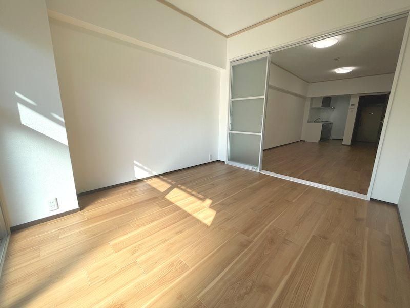 Renovated 3LDK Apartment for Sale in Hirakata, Osaka - Thumbnail 3