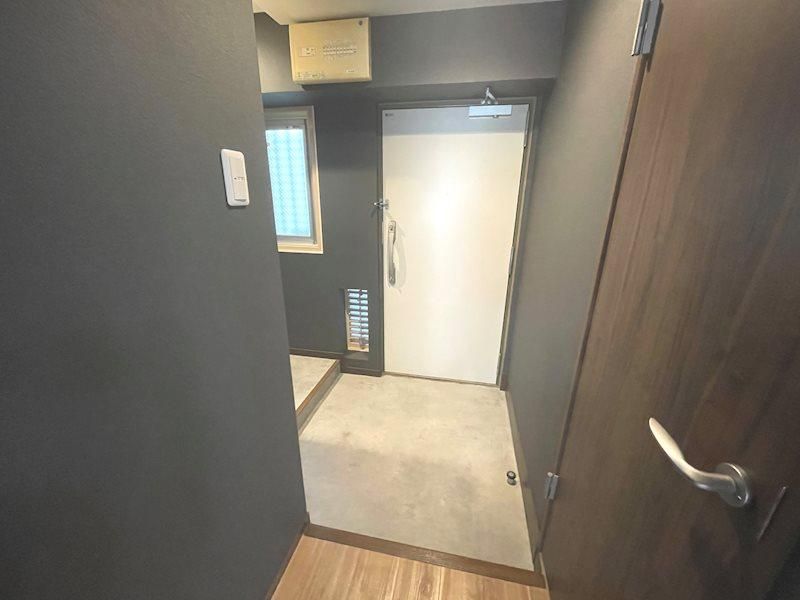 Renovated 3LDK Apartment for Sale in Hirakata, Osaka - Thumbnail 2
