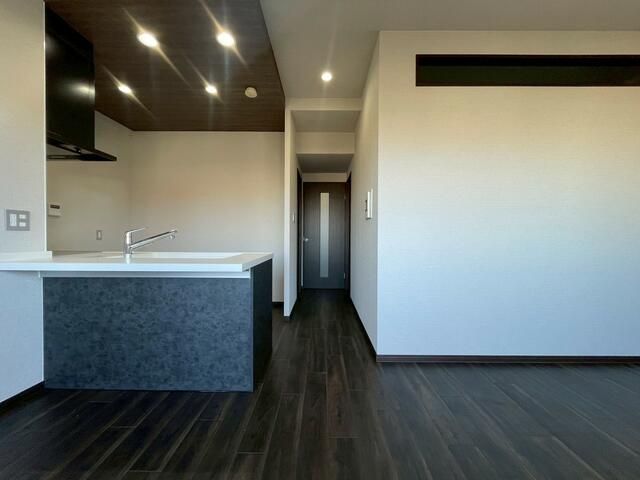 Renovated 2SLDK Apartment for Sale in Tsurumi, Osaka - Thumbnail 2