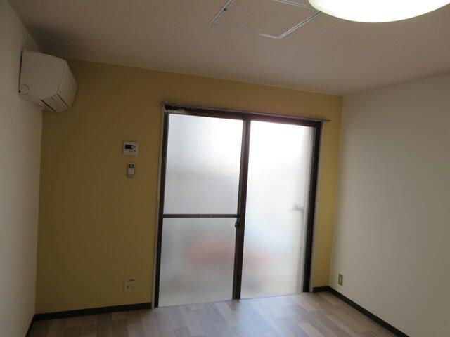 1K Apartment for Rent in Neyagawa City, Osaka - Thumbnail 4