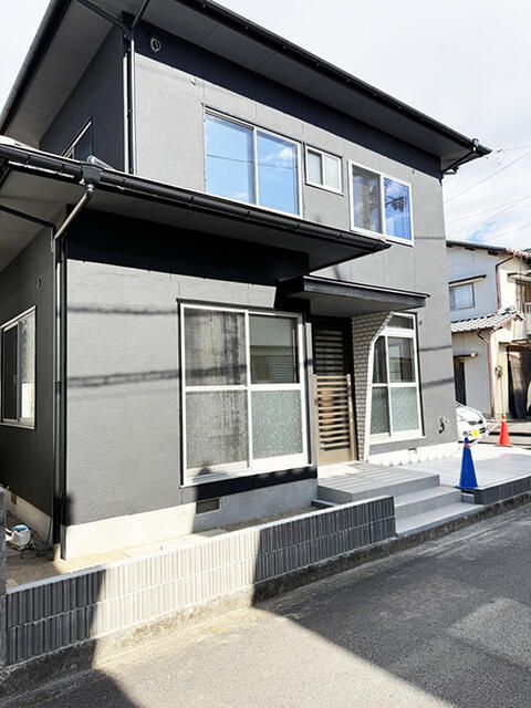 Renovated 3LDK House in Quiet Matsuyama Neighborhood - Thumbnail 2