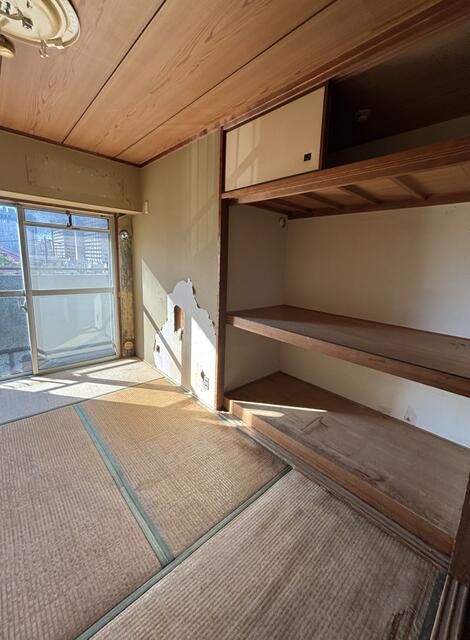 3LDK Apartment for Sale in Tsurumi, Osaka - South-Facing, Renovation Ready - Thumbnail 4