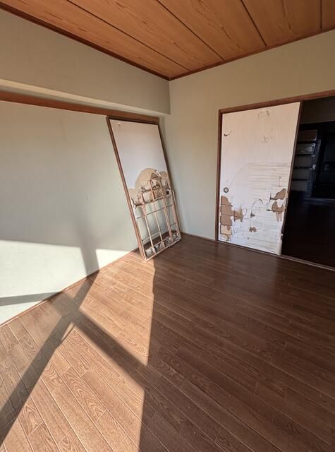 3LDK Apartment for Sale in Tsurumi, Osaka - South-Facing, Renovation Ready - Thumbnail 2
