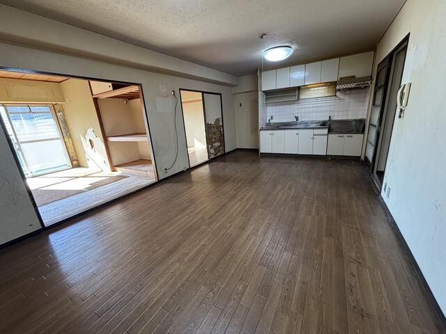 3LDK Apartment for Sale in Tsurumi, Osaka - South-Facing, Renovation Ready - Thumbnail 3