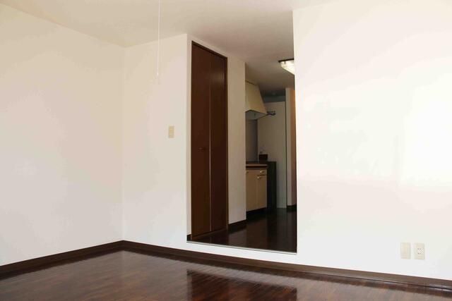 1K Apartment for Rent in Marugame, Kagawa - 25,000 Yen - Thumbnail 2