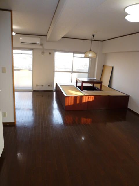 1LDK Apartment for Sale in Toyonaka, Near Ryokuchi-kōen Station - Thumbnail 3