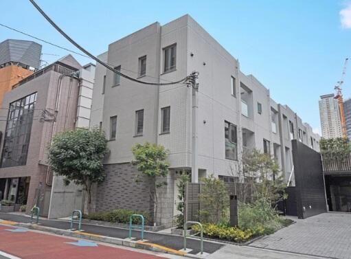 2LDK Condo in Minami-Aoyama, Tokyo | Prestigious Urban Residence - Thumbnail 2