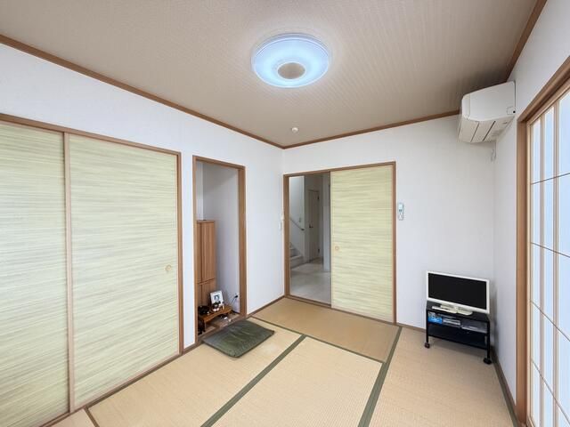 4LDK Family House in Tokoname with Solar Power & 3-Car Parking - Thumbnail 2