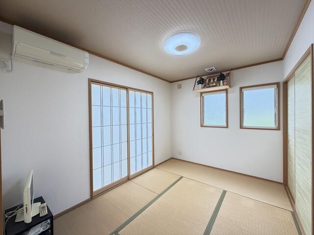 4LDK Family House in Tokoname with Solar Power & 3-Car Parking - Thumbnail 3