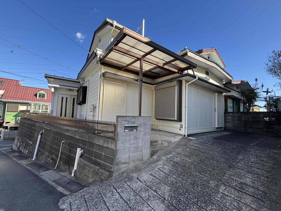4LDK House for Sale in Yokosuka on Sunny Corner Lot - Thumbnail 2
