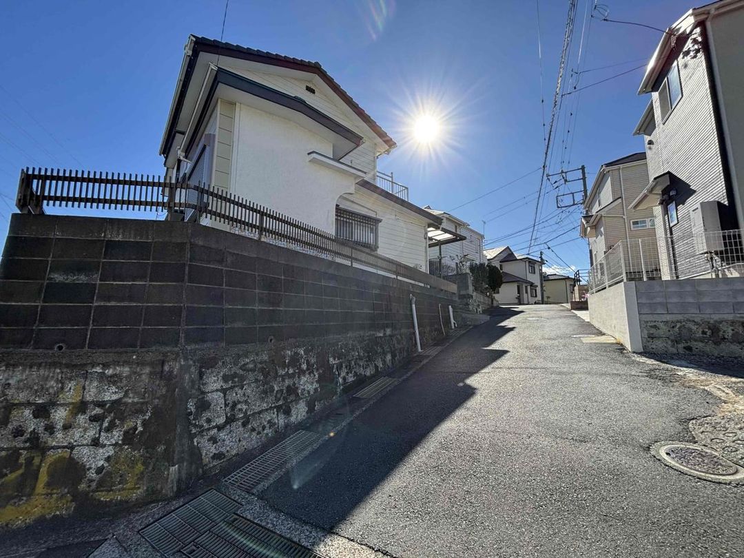 4LDK House for Sale in Yokosuka on Sunny Corner Lot - Thumbnail 3