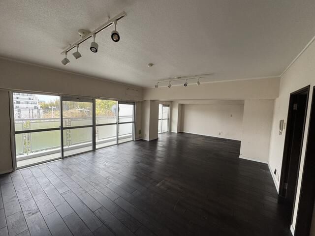 3LDK Apartment for Sale in Toyonaka, Osaka with Dual Balconies - Thumbnail 4