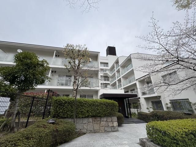 3LDK Apartment for Sale in Toyonaka, Osaka with Dual Balconies - Thumbnail 2