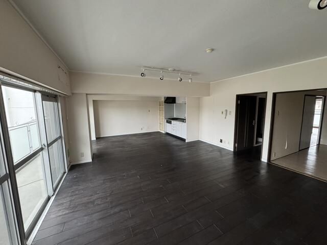 3LDK Apartment for Sale in Toyonaka, Osaka with Dual Balconies - Thumbnail 3