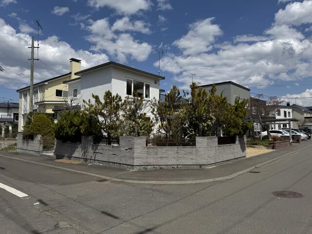 Renovated 3SLDK House in Sapporo with Parking and Corner Lot - Thumbnail 3
