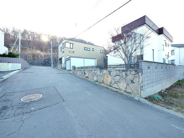 5LDK Family Home in Sapporo's Teine Ward with 315 sqm Land - Thumbnail 4