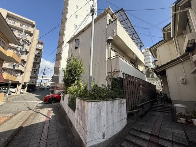 6LDK House for Sale in Toyonaka with 5 Car Parking - Thumbnail 2